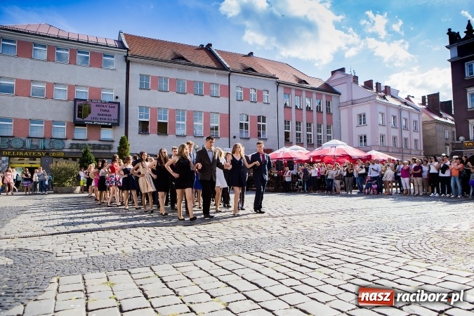 Zdjęcie w galerii na portalu naszraciborz.pl: Absolwenci Gimnazjum nr 2 zatańczyli poloneza na raciborskim rynku wiadomości z regionu