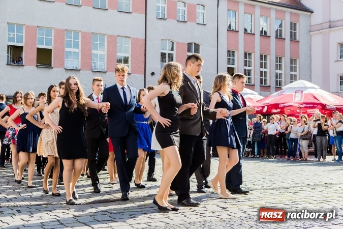Zdjęcie w galerii na portalu naszraciborz.pl: Absolwenci Gimnazjum nr 2 zatańczyli poloneza na raciborskim rynku wiadomości z regionu