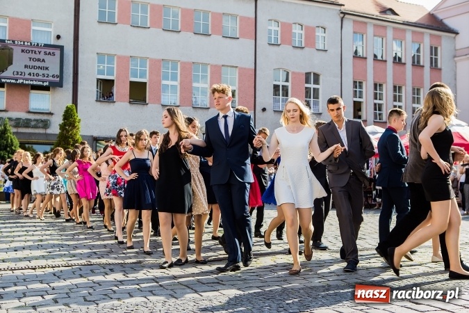 Zdjęcie w galerii na portalu naszraciborz.pl: Absolwenci Gimnazjum nr 2 zatańczyli poloneza na raciborskim rynku wiadomości z regionu