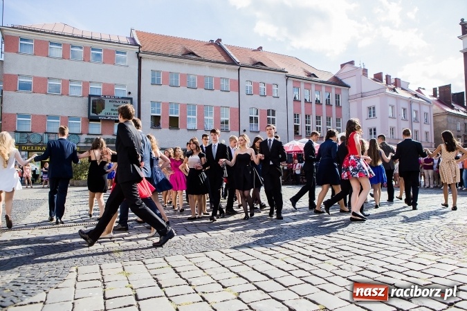Zdjęcie w galerii na portalu naszraciborz.pl: Absolwenci Gimnazjum nr 2 zatańczyli poloneza na raciborskim rynku wiadomości z regionu