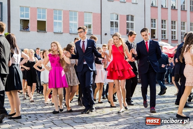 Zdjęcie w galerii na portalu naszraciborz.pl: Absolwenci Gimnazjum nr 2 zatańczyli poloneza na raciborskim rynku wiadomości z regionu