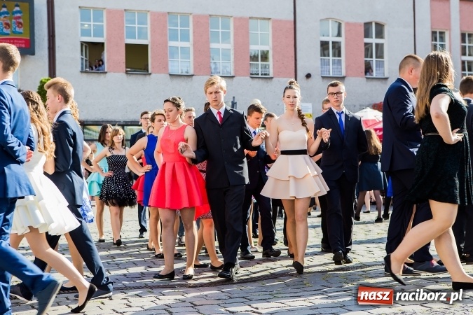 Zdjęcie w galerii na portalu naszraciborz.pl: Absolwenci Gimnazjum nr 2 zatańczyli poloneza na raciborskim rynku wiadomości z regionu