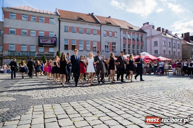 Zdjęcie w galerii na portalu naszraciborz.pl: Absolwenci Gimnazjum nr 2 zatańczyli poloneza na raciborskim rynku wiadomości z regionu
