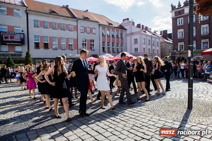 Zdjęcie w galerii na portalu naszraciborz.pl: Absolwenci Gimnazjum nr 2 zatańczyli poloneza na raciborskim rynku wiadomości z regionu
