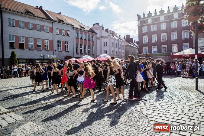 Zdjęcie w galerii na portalu naszraciborz.pl: Absolwenci Gimnazjum nr 2 zatańczyli poloneza na raciborskim rynku wiadomości z regionu
