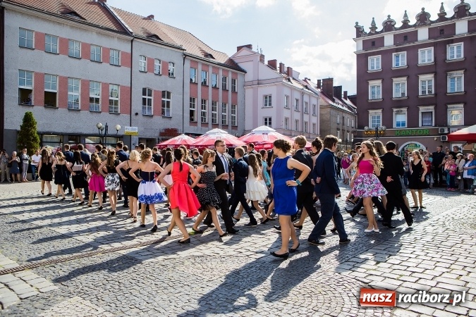 Zdjęcie w galerii na portalu naszraciborz.pl: Absolwenci Gimnazjum nr 2 zatańczyli poloneza na raciborskim rynku wiadomości z regionu
