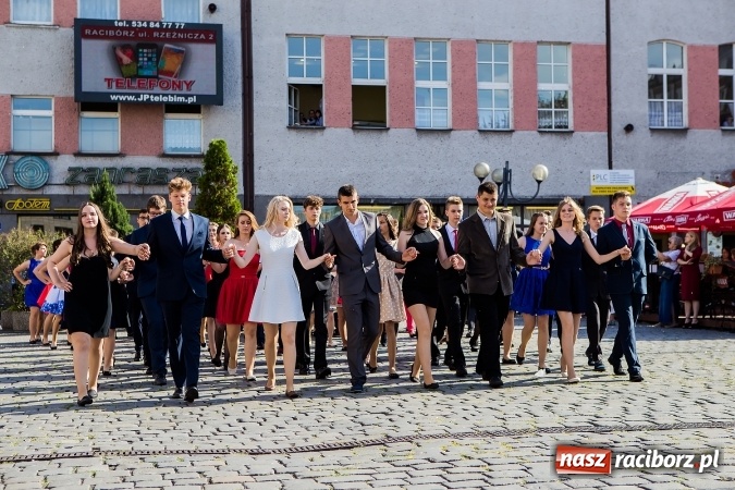 Zdjęcie w galerii na portalu naszraciborz.pl: Absolwenci Gimnazjum nr 2 zatańczyli poloneza na raciborskim rynku wiadomości z regionu