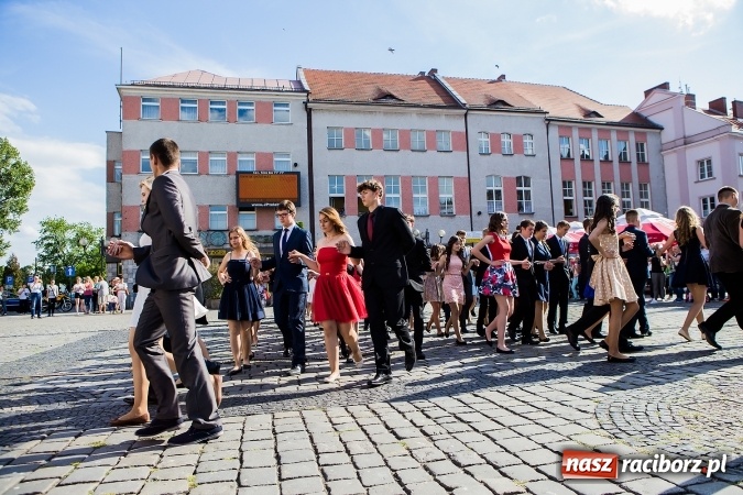 Zdjęcie w galerii na portalu naszraciborz.pl: Absolwenci Gimnazjum nr 2 zatańczyli poloneza na raciborskim rynku wiadomości z regionu