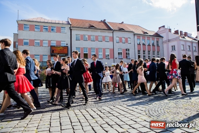 Zdjęcie w galerii na portalu naszraciborz.pl: Absolwenci Gimnazjum nr 2 zatańczyli poloneza na raciborskim rynku wiadomości z regionu
