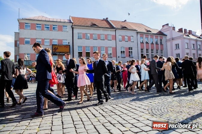 Zdjęcie w galerii na portalu naszraciborz.pl: Absolwenci Gimnazjum nr 2 zatańczyli poloneza na raciborskim rynku wiadomości z regionu