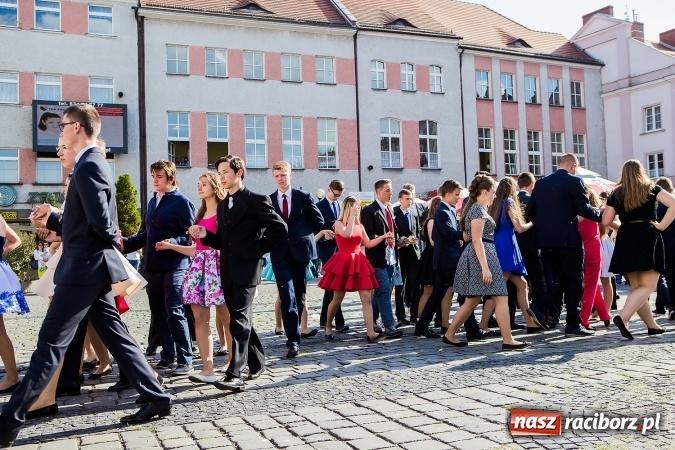 Zdjęcie w galerii na portalu naszraciborz.pl: Absolwenci Gimnazjum nr 2 zatańczyli poloneza na raciborskim rynku wiadomości z regionu