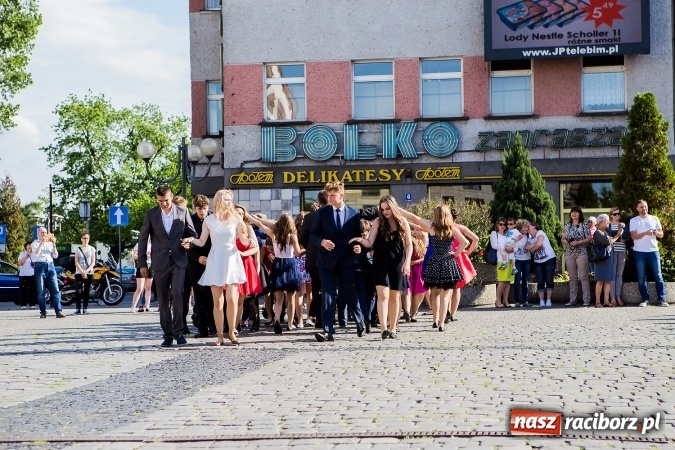 Zdjęcie w galerii na portalu naszraciborz.pl: Absolwenci Gimnazjum nr 2 zatańczyli poloneza na raciborskim rynku wiadomości z regionu