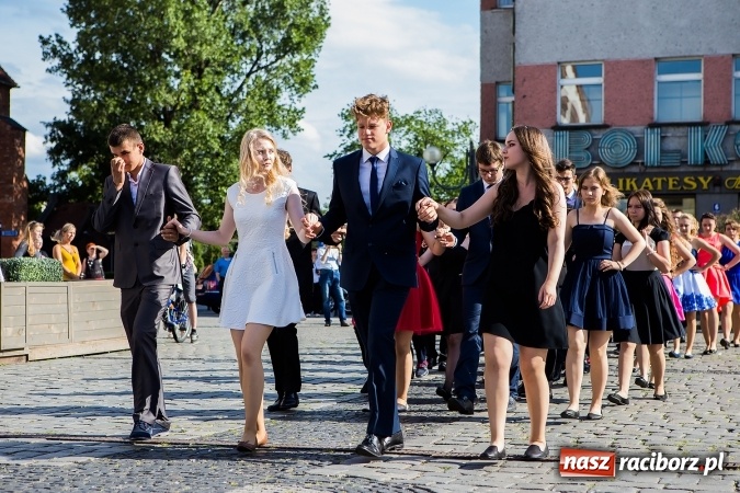 Zdjęcie w galerii na portalu naszraciborz.pl: Absolwenci Gimnazjum nr 2 zatańczyli poloneza na raciborskim rynku wiadomości z regionu