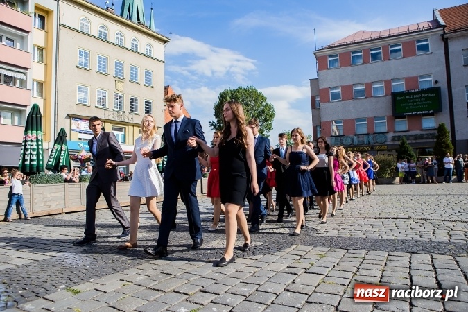 Zdjęcie w galerii na portalu naszraciborz.pl: Absolwenci Gimnazjum nr 2 zatańczyli poloneza na raciborskim rynku wiadomości z regionu