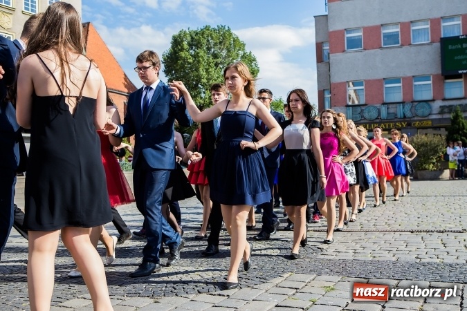 Zdjęcie w galerii na portalu naszraciborz.pl: Absolwenci Gimnazjum nr 2 zatańczyli poloneza na raciborskim rynku wiadomości z regionu