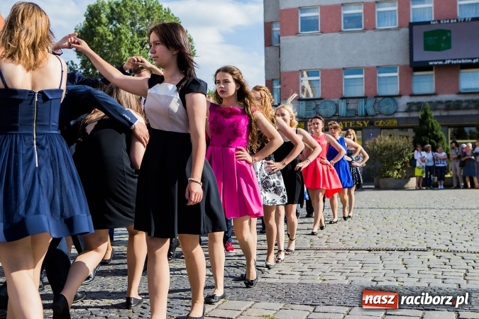Zdjęcie w galerii na portalu naszraciborz.pl: Absolwenci Gimnazjum nr 2 zatańczyli poloneza na raciborskim rynku wiadomości z regionu