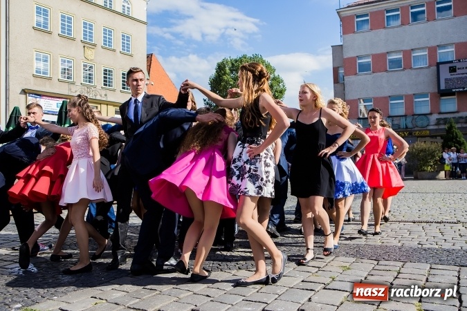 Zdjęcie w galerii na portalu naszraciborz.pl: Absolwenci Gimnazjum nr 2 zatańczyli poloneza na raciborskim rynku wiadomości z regionu