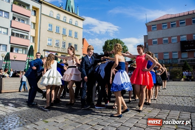Zdjęcie w galerii na portalu naszraciborz.pl: Absolwenci Gimnazjum nr 2 zatańczyli poloneza na raciborskim rynku wiadomości z regionu