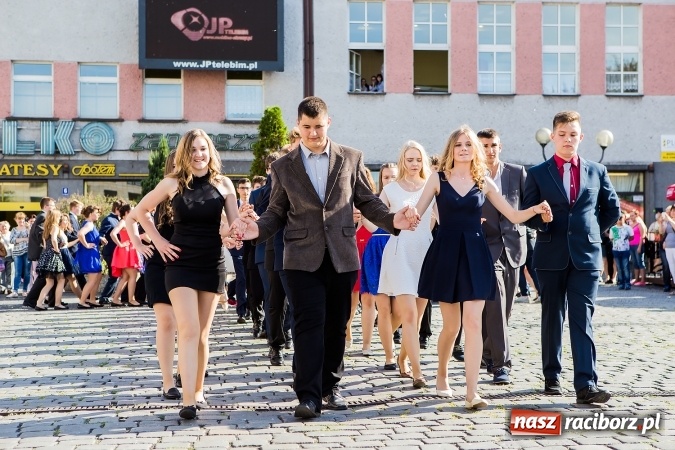 Zdjęcie w galerii na portalu naszraciborz.pl: Absolwenci Gimnazjum nr 2 zatańczyli poloneza na raciborskim rynku wiadomości z regionu