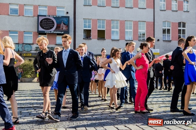 Zdjęcie w galerii na portalu naszraciborz.pl: Absolwenci Gimnazjum nr 2 zatańczyli poloneza na raciborskim rynku wiadomości z regionu