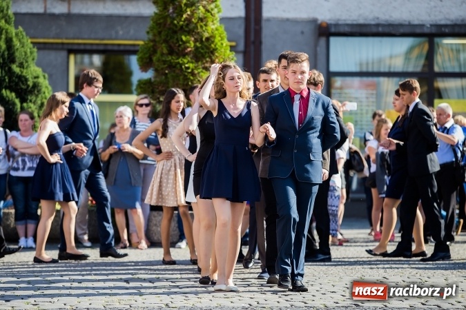Zdjęcie w galerii na portalu naszraciborz.pl: Absolwenci Gimnazjum nr 2 zatańczyli poloneza na raciborskim rynku wiadomości z regionu