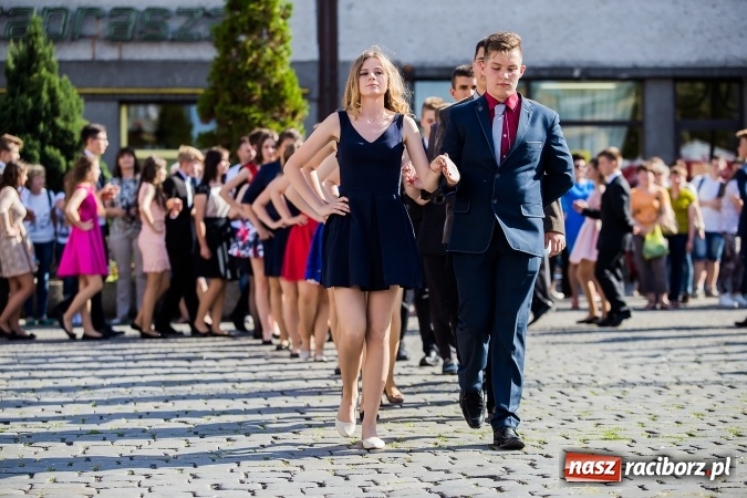 Zdjęcie w galerii na portalu naszraciborz.pl: Absolwenci Gimnazjum nr 2 zatańczyli poloneza na raciborskim rynku wiadomości z regionu
