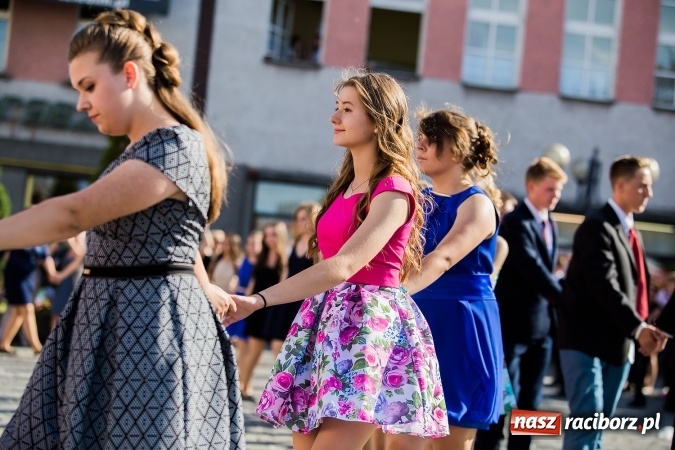 Zdjęcie w galerii na portalu naszraciborz.pl: Absolwenci Gimnazjum nr 2 zatańczyli poloneza na raciborskim rynku wiadomości z regionu