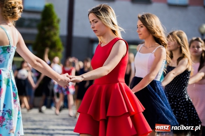 Zdjęcie w galerii na portalu naszraciborz.pl: Absolwenci Gimnazjum nr 2 zatańczyli poloneza na raciborskim rynku wiadomości z regionu