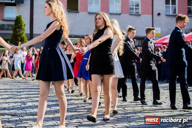 Zdjęcie w galerii na portalu naszraciborz.pl: Absolwenci Gimnazjum nr 2 zatańczyli poloneza na raciborskim rynku wiadomości z regionu