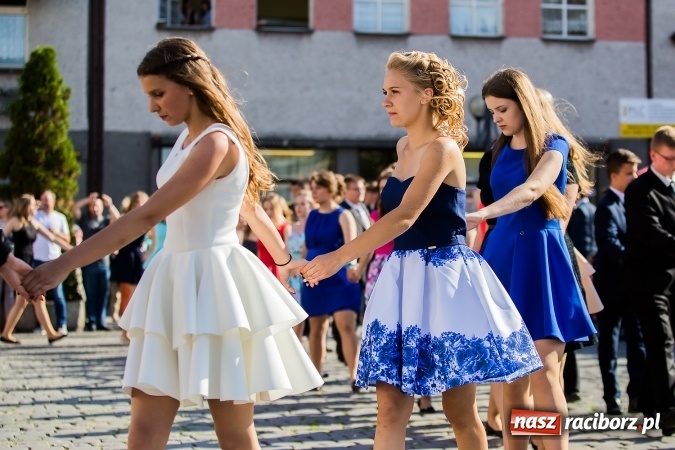 Zdjęcie w galerii na portalu naszraciborz.pl: Absolwenci Gimnazjum nr 2 zatańczyli poloneza na raciborskim rynku wiadomości z regionu