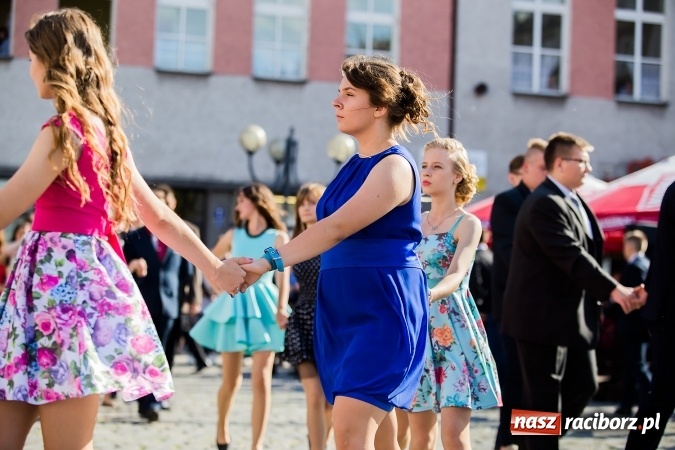 Zdjęcie w galerii na portalu naszraciborz.pl: Absolwenci Gimnazjum nr 2 zatańczyli poloneza na raciborskim rynku wiadomości z regionu