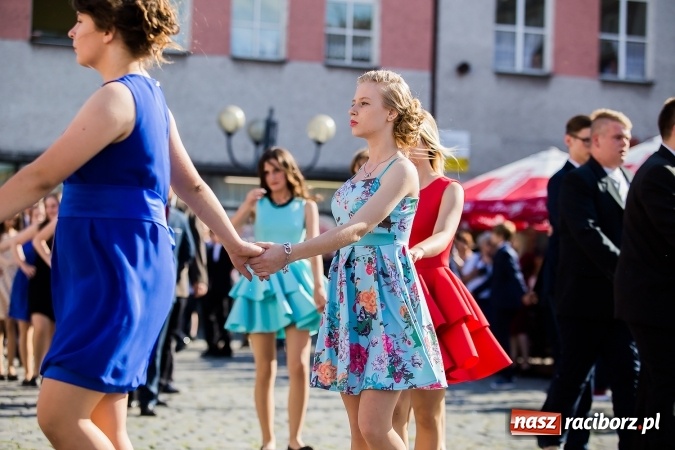 Zdjęcie w galerii na portalu naszraciborz.pl: Absolwenci Gimnazjum nr 2 zatańczyli poloneza na raciborskim rynku wiadomości z regionu