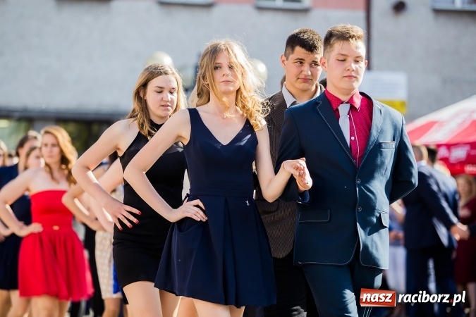 Zdjęcie w galerii na portalu naszraciborz.pl: Absolwenci Gimnazjum nr 2 zatańczyli poloneza na raciborskim rynku wiadomości z regionu