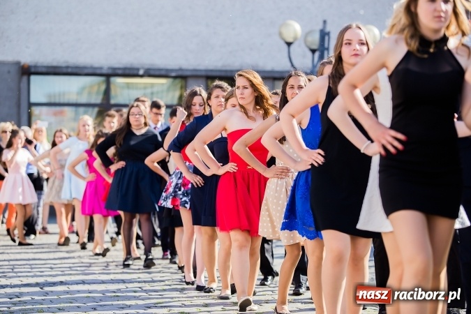 Zdjęcie w galerii na portalu naszraciborz.pl: Absolwenci Gimnazjum nr 2 zatańczyli poloneza na raciborskim rynku wiadomości z regionu