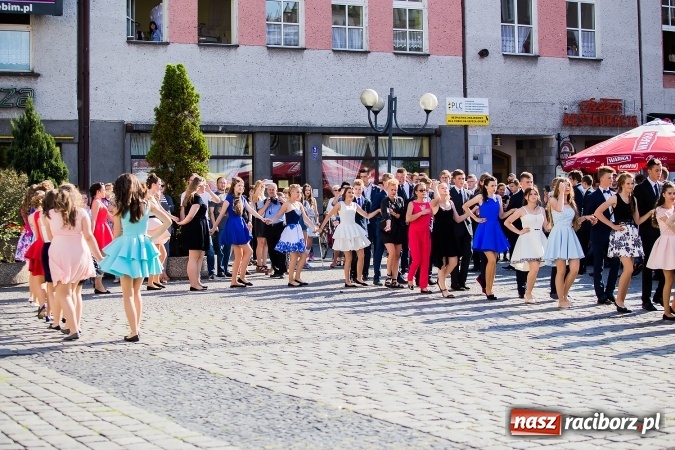 Zdjęcie w galerii na portalu naszraciborz.pl: Absolwenci Gimnazjum nr 2 zatańczyli poloneza na raciborskim rynku wiadomości z regionu
