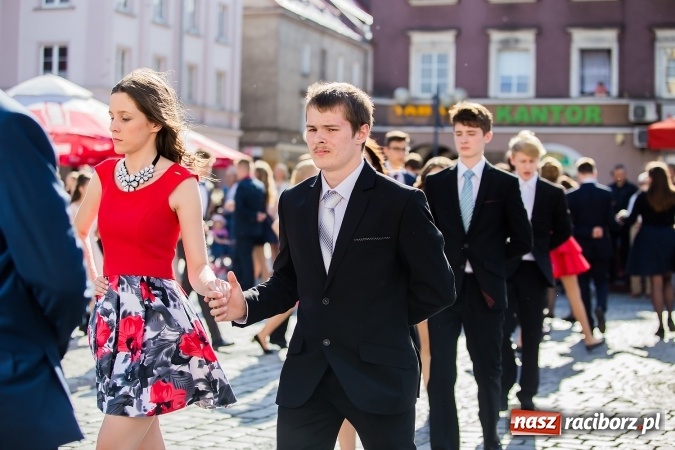 Zdjęcie w galerii na portalu naszraciborz.pl: Absolwenci Gimnazjum nr 2 zatańczyli poloneza na raciborskim rynku wiadomości z regionu