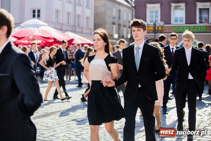 Zdjęcie w galerii na portalu naszraciborz.pl: Absolwenci Gimnazjum nr 2 zatańczyli poloneza na raciborskim rynku wiadomości z regionu
