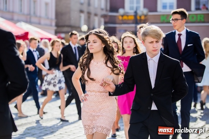 Zdjęcie w galerii na portalu naszraciborz.pl: Absolwenci Gimnazjum nr 2 zatańczyli poloneza na raciborskim rynku wiadomości z regionu