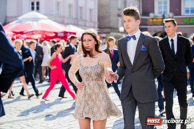 Zdjęcie w galerii na portalu naszraciborz.pl: Absolwenci Gimnazjum nr 2 zatańczyli poloneza na raciborskim rynku wiadomości z regionu