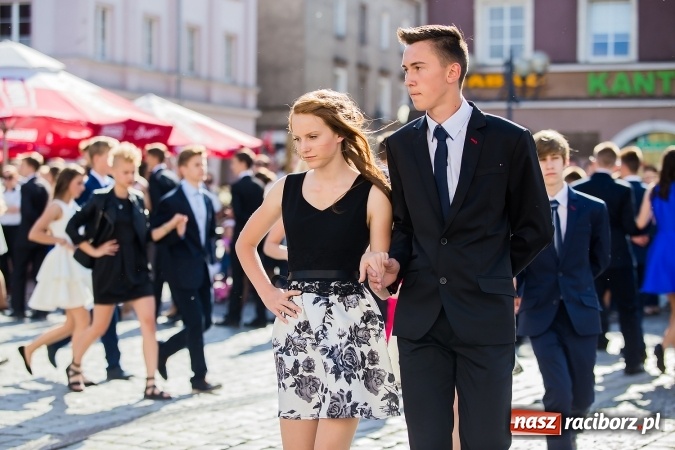 Zdjęcie w galerii na portalu naszraciborz.pl: Absolwenci Gimnazjum nr 2 zatańczyli poloneza na raciborskim rynku wiadomości z regionu