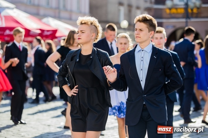 Zdjęcie w galerii na portalu naszraciborz.pl: Absolwenci Gimnazjum nr 2 zatańczyli poloneza na raciborskim rynku wiadomości z regionu