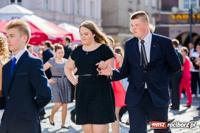Zdjęcie w galerii na portalu naszraciborz.pl: Absolwenci Gimnazjum nr 2 zatańczyli poloneza na raciborskim rynku wiadomości z regionu