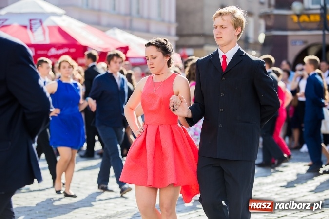 Zdjęcie w galerii na portalu naszraciborz.pl: Absolwenci Gimnazjum nr 2 zatańczyli poloneza na raciborskim rynku wiadomości z regionu