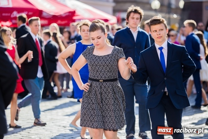 Zdjęcie w galerii na portalu naszraciborz.pl: Absolwenci Gimnazjum nr 2 zatańczyli poloneza na raciborskim rynku wiadomości z regionu