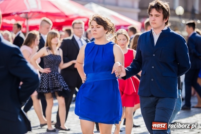 Zdjęcie w galerii na portalu naszraciborz.pl: Absolwenci Gimnazjum nr 2 zatańczyli poloneza na raciborskim rynku wiadomości z regionu