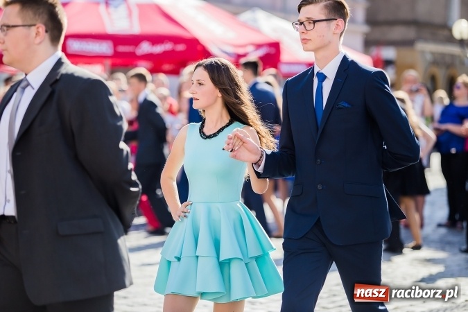 Zdjęcie w galerii na portalu naszraciborz.pl: Absolwenci Gimnazjum nr 2 zatańczyli poloneza na raciborskim rynku wiadomości z regionu