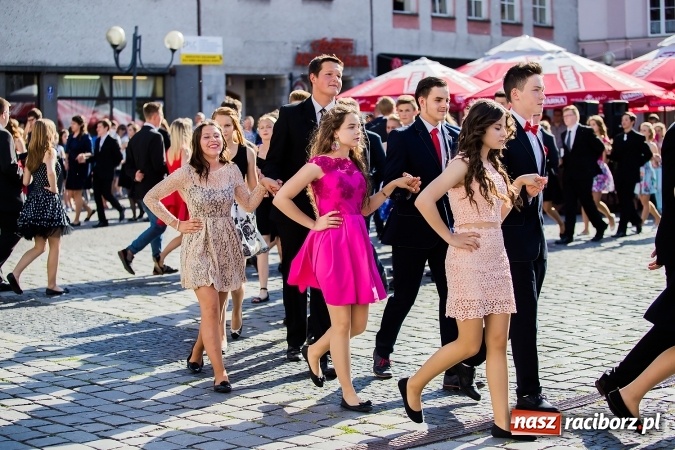 Zdjęcie w galerii na portalu naszraciborz.pl: Absolwenci Gimnazjum nr 2 zatańczyli poloneza na raciborskim rynku wiadomości z regionu