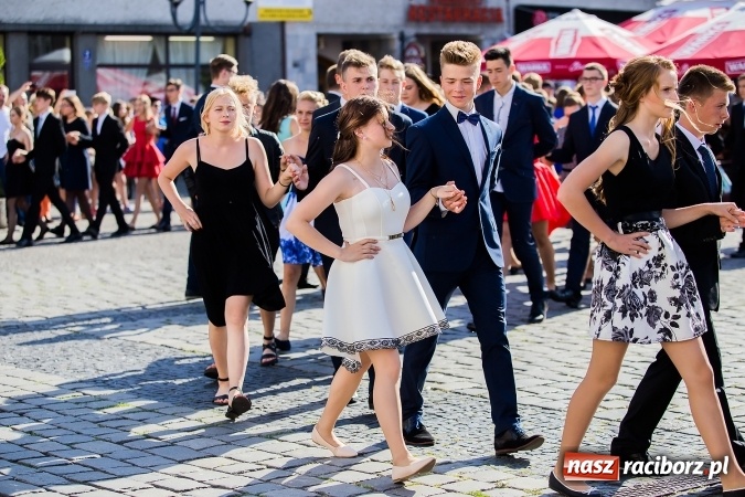Zdjęcie w galerii na portalu naszraciborz.pl: Absolwenci Gimnazjum nr 2 zatańczyli poloneza na raciborskim rynku wiadomości z regionu