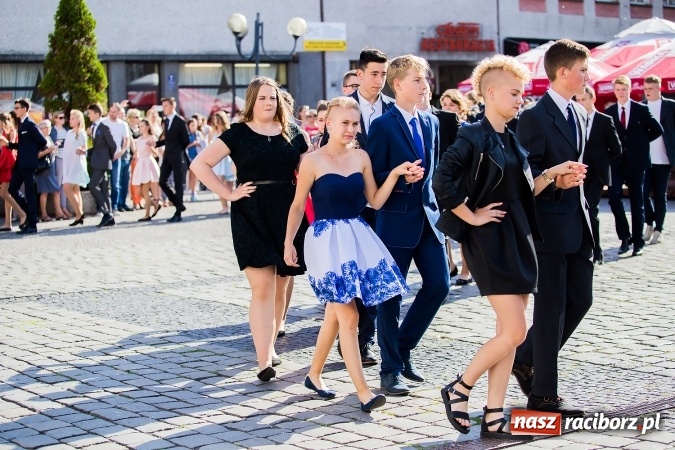 Zdjęcie w galerii na portalu naszraciborz.pl: Absolwenci Gimnazjum nr 2 zatańczyli poloneza na raciborskim rynku wiadomości z regionu
