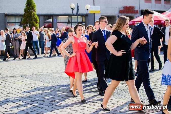 Zdjęcie w galerii na portalu naszraciborz.pl: Absolwenci Gimnazjum nr 2 zatańczyli poloneza na raciborskim rynku wiadomości z regionu